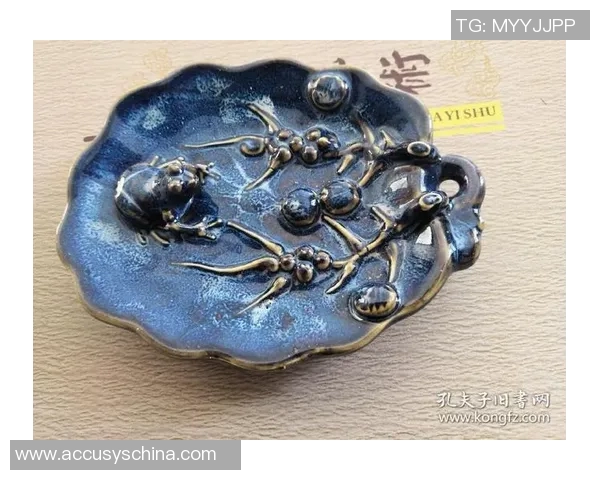 精美陶瓷足球球星摆件展现运动之美打造独特球迷收藏精品