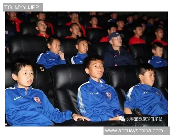 足球球星观看拉拉队精彩表演反应全记录瞬间引爆全场热情