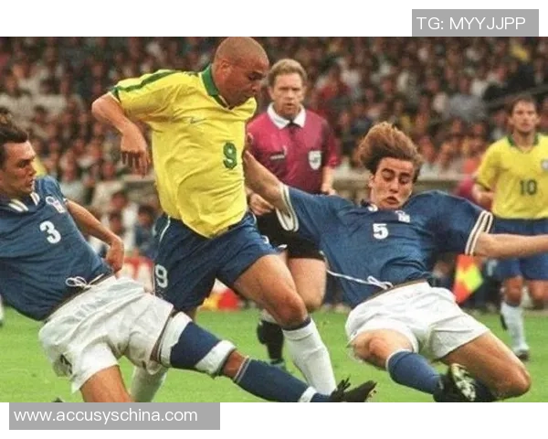 欧洲球星对中国足球队的评价与建议:提升技术与战术层面的关键因素 欧洲球星对中国足球队的评价与建议:提升技术与战术层面的关键因素